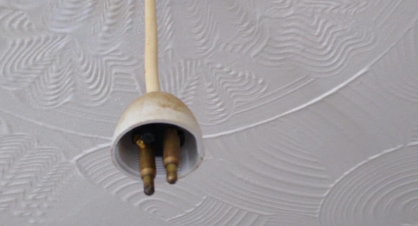Bearsted EICR Electrician Discovers Dangerous Broken Ceiling Pendant!