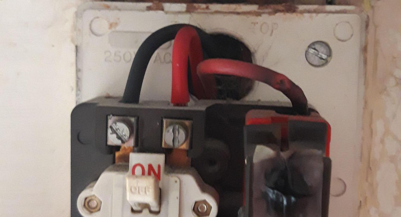 EICR Electrician in Kent Spots Burnt Out Fused Isolator with Really Bad Thermal Damage Prompting a Replacement to Ensure a Satisfactory EICR!