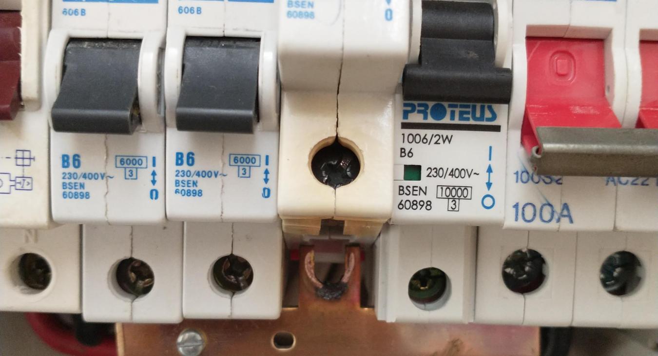 EICR electrician serving Medway & Maidstone discovers burnt breaker due to loose electrical connection