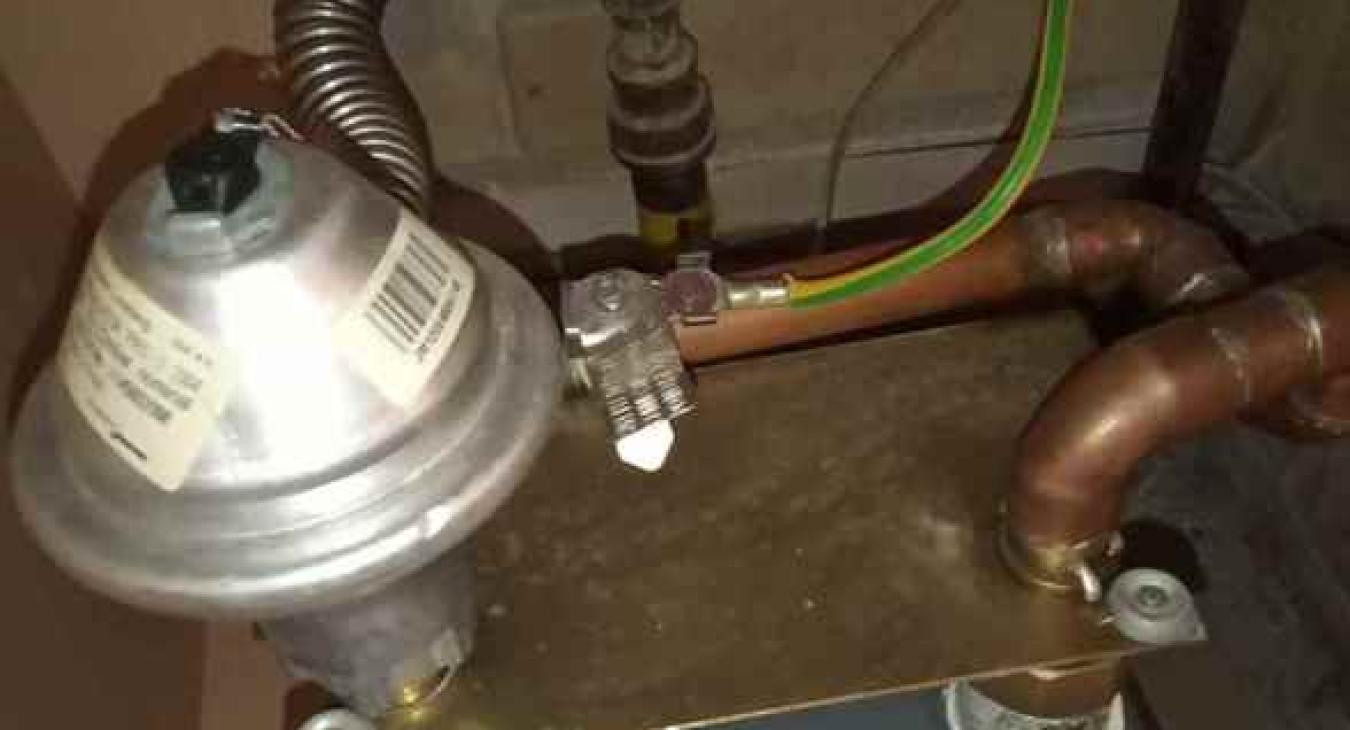 Checking presence of main protective bonding conductors to gas installation